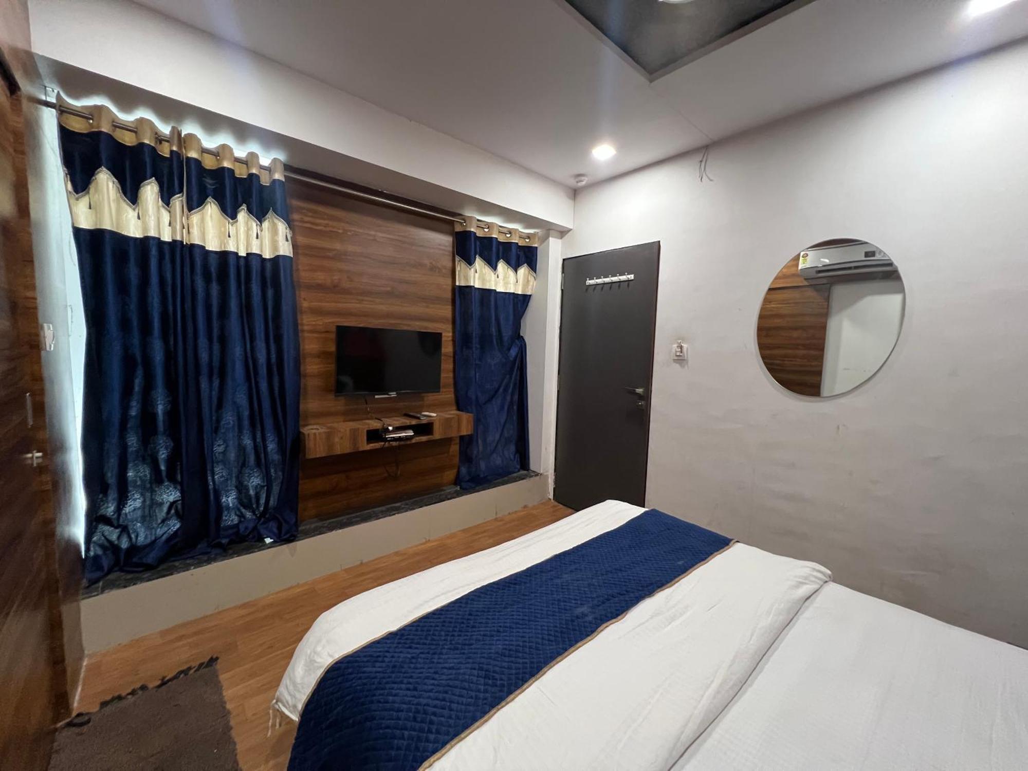 The Valentine Hotel 수라트 외부 사진